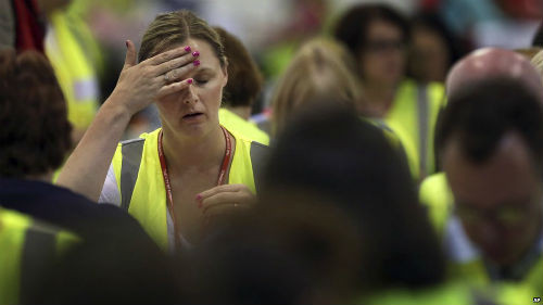 Nhân viên kiểm phiếu tại một điểm bầu cử tỏ rõ vể mệt mỏi.