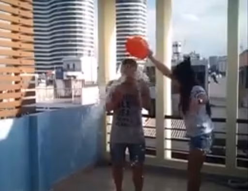 Sau khi nhận được lời thách thức, các bạn trẻ có thể thực hiện thử thách ngay tại nhà của mình với sự trợ giúp của người thân, bạn bè.