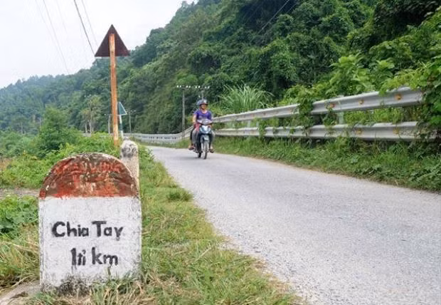 Đây là một trò đùa của người dân địa phương và dù đã tồn tại khá lâu nhưng cơ quan chức năng mới đây mới động tay xử lý, sửa chữa lại. Trên các diễn đàn của Laocai, nhiều người cũng tranh cãi về nội dung trên cột mốc này, một số cho rằng đây là hành động không thể chấp nhận, cần can thiệp của cơ quan chức năng, một số khác lại thấy vui, hài hước khi nhìn thấy cột mốc này.