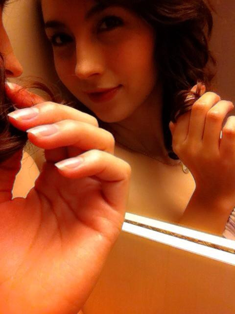 Sự hiện diện của nữ phiên dịch viên xinh đẹp không chỉ hấp dẫn khán giả mà còn khiến các nam đồng nghiệp, cánh phóng viên, nhiếp ảnh gia có mặt tại buổi họp báo chú ý.