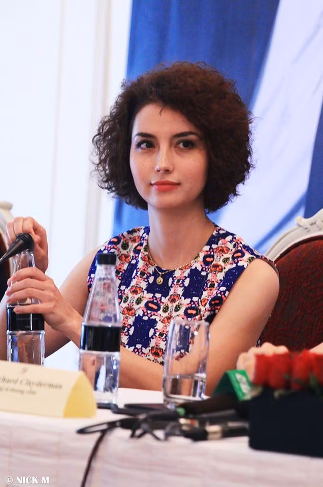 Sự hiện diện của Nguyễn Thị Thu Lea, một nữ phiên dịch viên xinh đẹp tại họp báo của Richard Clayderman mới đây khiến rất nhiều người chú ý. Ảnh: FB Ngoc Nick M.