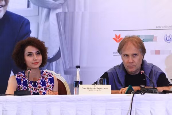 Nguyễn Thị Thu Lea mang hai dòng máu Pháp - Việt. Cô giao tiếp thành thạo, lưu loát bằng hai thứ tiếng Pháp - Việt, trở thành cầu nối giữa khán giả và nghệ sĩ dương cầm nổi tiếng Richard Clayderman tại buổi họp báo.