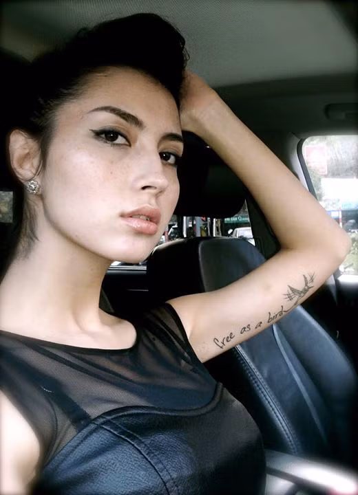 Vẻ đẹp rất Tây nhưng cũng rất Việt Nam của Nguyễn Thị Thu Lea.