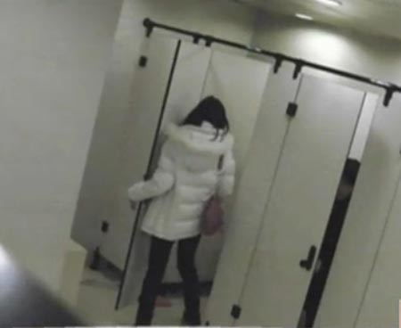 Những kẻ bệnh hoạn có thể tự mình quay những clip đó hoặc sử dụng công nghệ cao, các loại máy quay trộm được cài đặt trước để truyền hình ảnh đến một nơi khác.