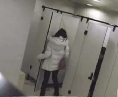 Những kẻ bệnh hoạn có thể tự mình quay những clip đó hoặc sử dụng công nghệ cao, các loại máy quay trộm được cài đặt trước để truyền hình ảnh đến một nơi khác.