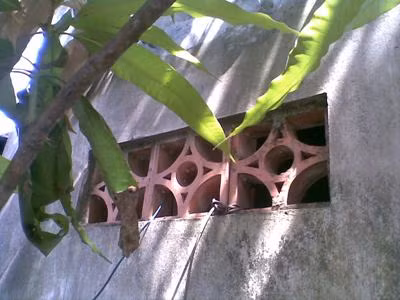 Các vị trí như khe cửa sổ, khe tường, hốc cửa... luôn là nơi "lý tưởng" cho những kẻ bệnh hoạn lắp đặt các camera quay trộm. Những hình ảnh riêng tư bị người khác trông thấy sẽ trở thành thảm họa có thể gây nhiều ảnh hưởng xấu tới danh dự, nhân phẩm của các nạn nhân.