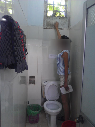 Thời gian qua, tại các trường học, cơ quan nhiều vụ lắp camera quay trộm trong nhà tắm, phòng thay đồ nữ bị phát hiện. Các cuộc điều tra được mở ra trong nội bộ và không ít kẻ bệnh hoạn bị trừng trị đích đáng.