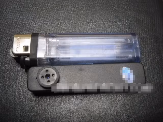 Những chiếc máy quay trộm được thiết kế rất tinh vi, có loại chỉ nhỏ như một chiếc bật lửa, kết nối không dây và dễ dàng ngụy trang, lắp đặt ở những góc không ai ngờ tới trong nhà vệ sinh, phòng tắm, phòng thay đồ.