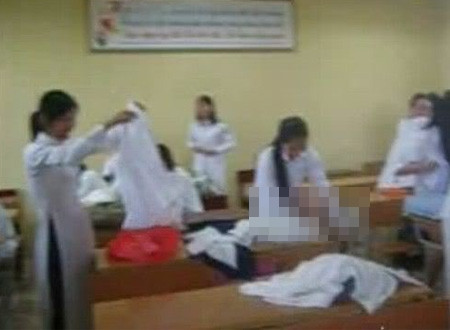 Đáng lo ngại nhất là việc sau khi có được những hình ảnh riêng tư của người khác bằng các thủ đoạn lén lúc, kẻ bệnh hoạn sẽ tung những clip này lên mạng. Điều này không chỉ gây ảnh hưởng nghiêm trọng đến danh dự của các nạn nhân mà đôi khi còn liên quan đến cả các tập thể. Tình trạng này đang được cảnh báo ở nhiều trường học, công sở để nhắc nhở phái nữ luôn cần thận trọng ở bất cứ đâu.