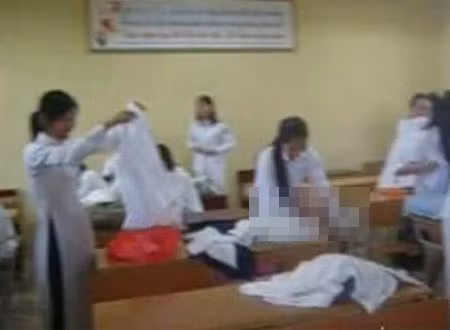 Đáng lo ngại nhất là việc sau khi có được những hình ảnh riêng tư của người khác bằng các thủ đoạn lén lúc, kẻ bệnh hoạn sẽ tung những clip này lên mạng. Điều này không chỉ gây ảnh hưởng nghiêm trọng đến danh dự của các nạn nhân mà đôi khi còn liên quan đến cả các tập thể. Tình trạng này đang được cảnh báo ở nhiều trường học, công sở để nhắc nhở phái nữ luôn cần thận trọng ở bất cứ đâu.