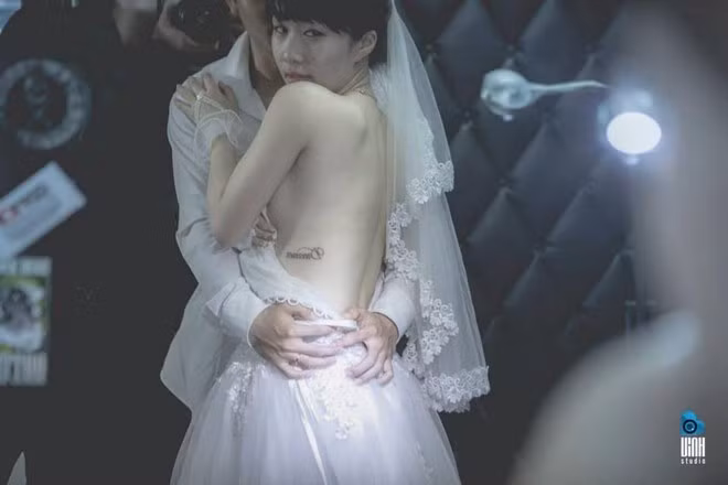 Có cả những cặp đôi sau khi vừa kết hôn, làm lễ ở nhà thờ đã cùng đến tiệm để xăm lên mình những dòng chữ ý nghĩa, đánh dấu cột mốc quan trọng nhất của cuộc đời.