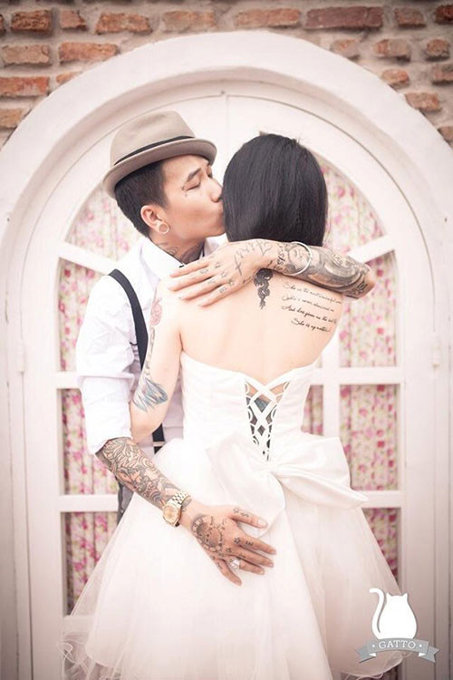 Hình xăm vốn tạo nên một cái nhìn khá hầm hố, bụi phủi nhưng và chính điều đó đã tạo nên sự khác lạ, đối lập hoàn toàn với vẻ lãng mạn, nhẹ nhàng của các shot ảnh cưới, cô dâu.