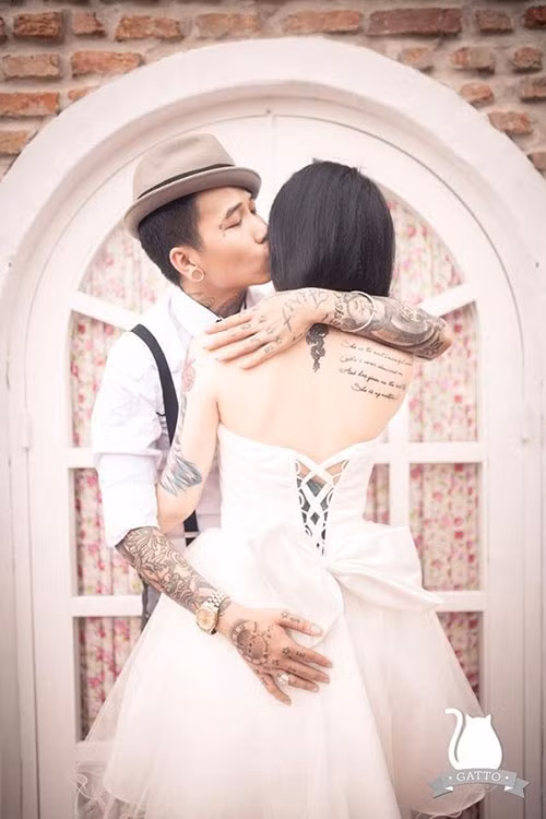 Hình xăm vốn tạo nên một cái nhìn khá hầm hố, bụi phủi nhưng và chính điều đó đã tạo nên sự khác lạ, đối lập hoàn toàn với vẻ lãng mạn, nhẹ nhàng của các shot ảnh cưới, cô dâu.