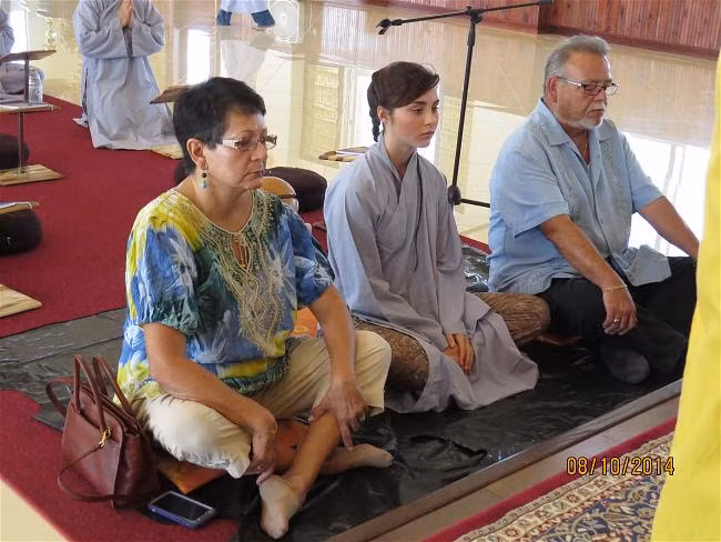 Kayala Jaramillo và gia đình, bố mẹ quy y cửa Phật và được làm lễ tại Thiền viện Chân Nguyên hôm 10/8. Ảnh: Phatgiao.org.