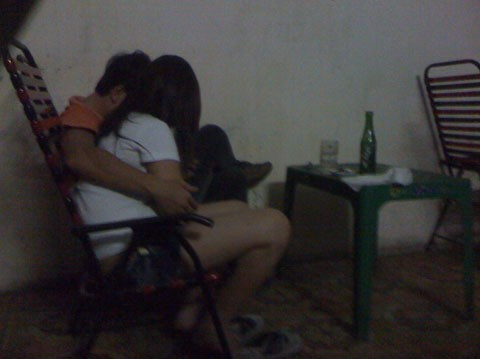 Dù đây là cách thể hiện tình cảm riêng của mỗi người nhưng nếu nó được "phô diễn" ở nơi công cộng thì việc bị chỉ trích, chê bai là điều dễ hiểu.