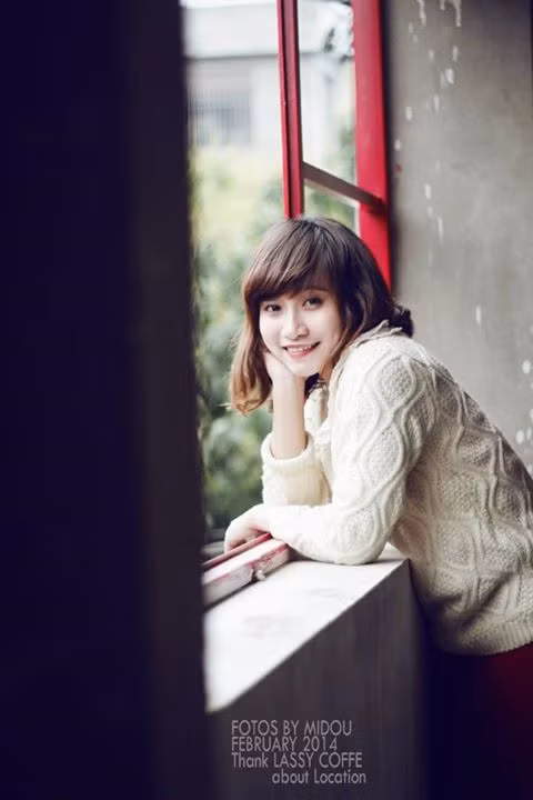 Fan SLNA còn chế ra câu nói: “Chưa đi chưa biết thành Vinh/ Đi rồi mới biết gái xinh đầy đường” để nói về sức hấp dẫn của những cô gái làm nhiệm vụ tại sân vận động như Ngọc Quỳnh.