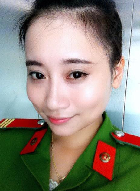 Theo các fan của Sông Lam Nghệ An, ấn tượng ở "chảo lửa thành Vinh" không chỉ là những trận bóng V-League của đội nhà, sự cuồng nhiệt của người hâm mộ mà còn là từ những nữ công an xinh đẹp, thu hút mọi ánh nhìn.