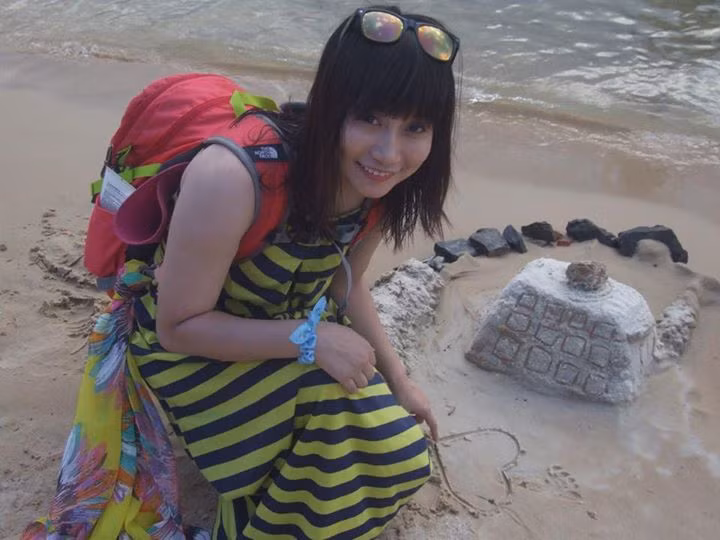 Ngoài thời gian dành cho công việc, 9X này cũng rất vui tươi, thích đi du lịch, chụp ảnh và... làm điệu. Ngoài đời, cô gái trẻ này cũng có nickname là Mèo.