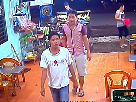 Hai kẻ giết người được thu lại qua camera.