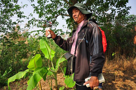 Tiến sĩ Bằng dùng máy bức xạ từ tìm kiếm xác nạn nhân dọc 2 bên bờ sông Hồng.