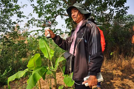 Tiến sĩ Bằng dùng máy bức xạ từ tìm kiếm xác nạn nhân dọc 2 bên bờ sông Hồng.