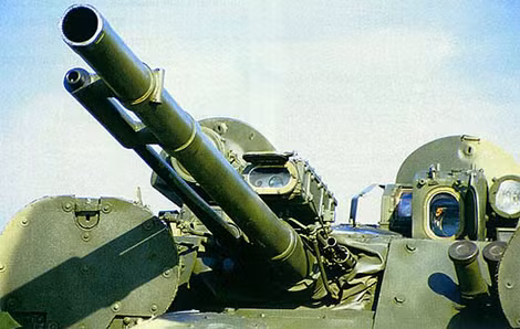 Bộ 3 vũ khí của BMP-3 gồm: pháo chính 100mm, gắn bên trái là pháo 30mm, bên phải là 7,62mm.