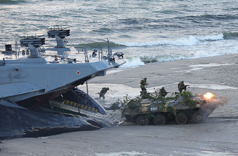 Xe bọc thép BTR-80 chui ra từ bụng "con quái vật".