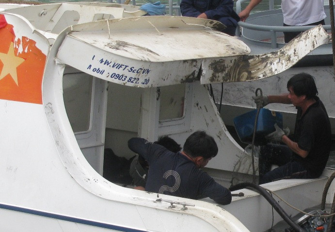 Tuy nhiên, dù thiết kế cho phép chỉ chở tối đa 12 người nhưng thời điểm xảy ra tai nạn, canô chở 30 người gồm tài công và thợ máy cùng 28 nhân viên Công ty CP Sản xuất ống thép dầu khí VN (5 nữ, 23 nam, có cặp vợ chồng chuyên gia người Mỹ).