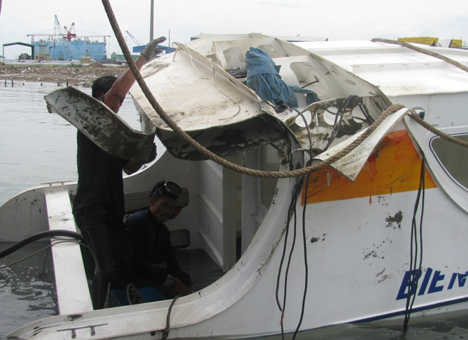 Chiếc canô bị hư hỏng hoàn toàn sau tai nạn.