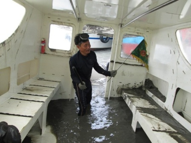 Bên trong ngập đầy bùn, đất.