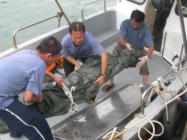 Thi thể 2 nạn nhân cuối cùng đã được đưa vào đất liền.