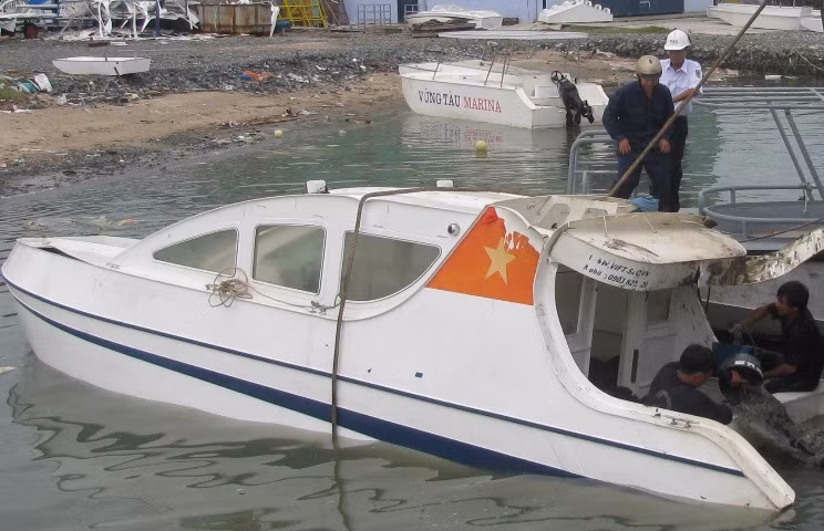 Chiếc canô bị chìm mang số hiệu H29-BP vỏ composit, dài khoảng 11m, rộng 3m và trọng tải 3000 kg gắn máy Yamaha 200CV.