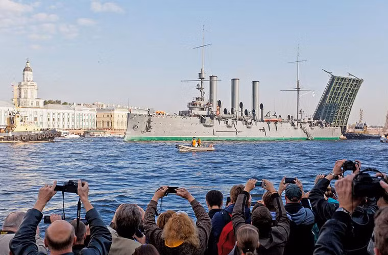 Rất đông người dân thành phố St. Petersburg đã đổ ra 2 bên bờ sông chiêm ngưỡng biểu tượng của cuộc Cách mạng tháng 10 Nga vĩ đại.