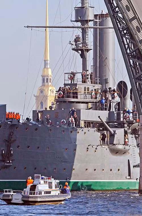 Ngày nay, Rạng Đông vẫn thuộc thành phần biên chế Hải quân Nga, tuy nhiên nó phục vụ như một tàu bảo tàng - kể từ năm 1956 đến nay đã có 28 triệu lượt khách tham quan Rạng Đông.