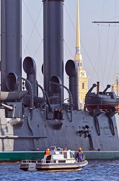 Con tàu được khởi đóng năm 1897, hạ thủy ngày 11/5/1900 và chính thức biên chế hoạt động từ ngày 29/7/1903.