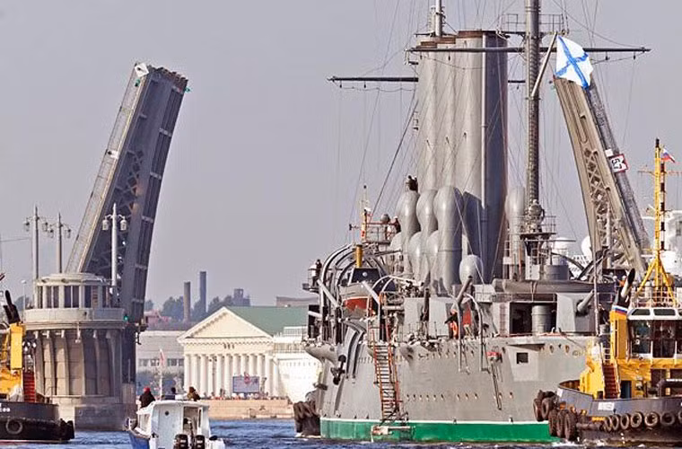 Con tàu thuộc lớp tàu tuần dương bảo vệ Pallada có lượng giãn nước 6.731 tấn, dài 126,8m, rộng 16,8m, mớn nước 7,3m.