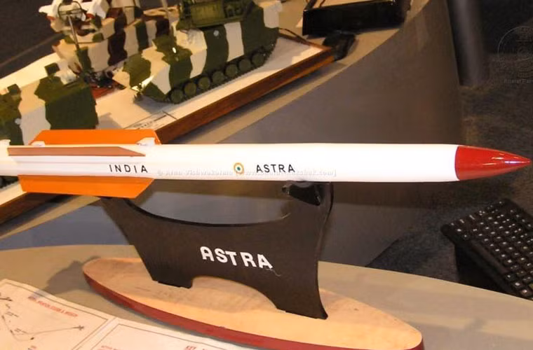 Tên lửa không đối không ngoài tầm nhìn Astra nặng 154kg, tầm bắn 80-110km, sử dụng dầu tự dẫn radar chủ động (tầm quét 15km), lắp đầu đạn nổ phá mảnh 15kg và dùng ngòi nổ radar cận tiếp xúc.