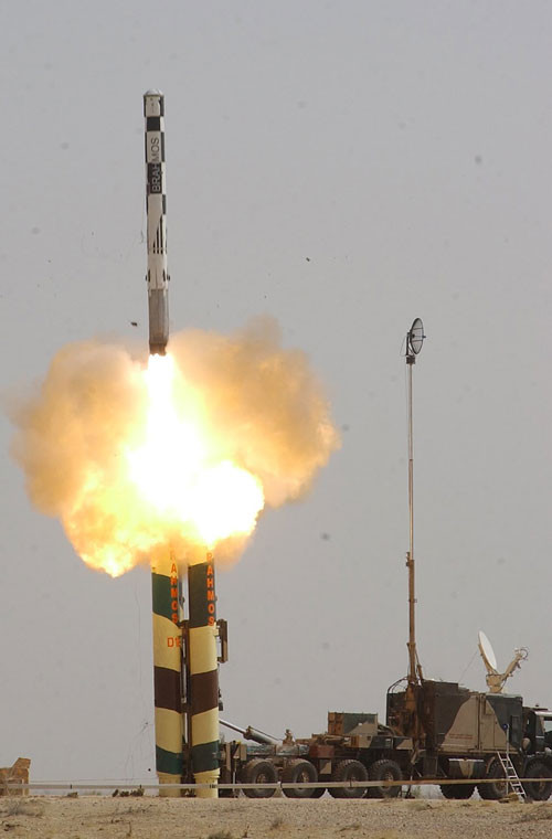 BrahMos nặng 3 tấn, dài 8,4m, đường kính thân 0,6m, lắp đầu đạn xuyên giáp nặng 300kg. BrahMos có thể đạt tốc độ tối đa Mach 2,8 (gần gấp 3 lần vận tốc âm thanh), tầm bắn xa đến 290km. Với tốc độ cực cao, đầu đạn hạng nặng, BrahMos được đánh giá là một trong những loại tên lửa chống tàu đáng sợ nhất thế giới hiện nay.