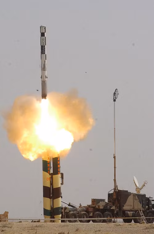 BrahMos nặng 3 tấn, dài 8,4m, đường kính thân 0,6m, lắp đầu đạn xuyên giáp nặng 300kg. BrahMos có thể đạt tốc độ tối đa Mach 2,8 (gần gấp 3 lần vận tốc âm thanh), tầm bắn xa đến 290km. Với tốc độ cực cao, đầu đạn hạng nặng, BrahMos được đánh giá là một trong những loại tên lửa chống tàu đáng sợ nhất thế giới hiện nay.