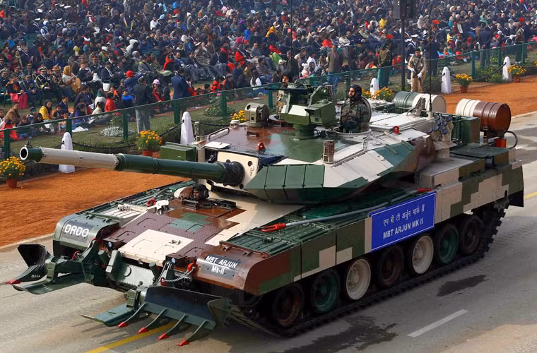 Trong lĩnh vực xe tăng, Ấn Độ muốn đưa xe tăng chiến đấu chủ lực Arjun Mk-II ra thị trường thế giới. Biến thể cải tiến Mk-II có 89 điểm cải tiến mới so với thế hệ đầu xe tăng Arjun, được DRDO phát triển trong thời gian kỷ lục chỉ 3 năm.