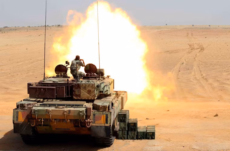 Arjun Mk II vẫn sử dụng pháo nòng xoắn 120mm như trên Arjun Mk I nhưng được tích hợp khả năng phóng tên lửa chống tăng LAHAT (Israel sản xuất) qua nòng.