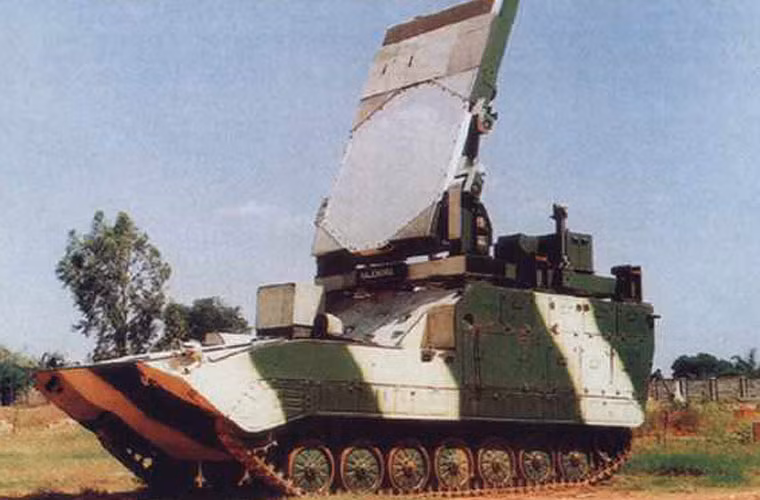 Một khẩu đội Akash bao gồm 4 radar mạng pha bị động 3D và 4 bệ phóng có thể theo dõi 64 mục tiêu cùng lúc và đồng thời công kích 12 mục tiêu. Trong ảnh là radar mạng pha Rajendra của Akash có khả năng phát hiện và theo dõi 40 mục tiêu ở tầm 100km.