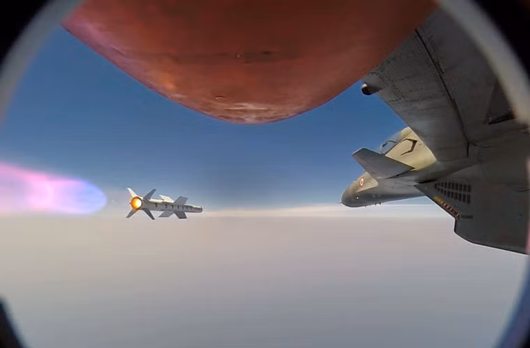 Một trong những loại vũ khí tiềm năng được điểm tới đầu tiên là tên lửa không đối không ngoài tầm nhìn Astra do DRDO phát triển để trang bị cho các loại máy bay tiêm kích Su-30MKI, HAL Tejas, Mirage 2000, MiG-29.