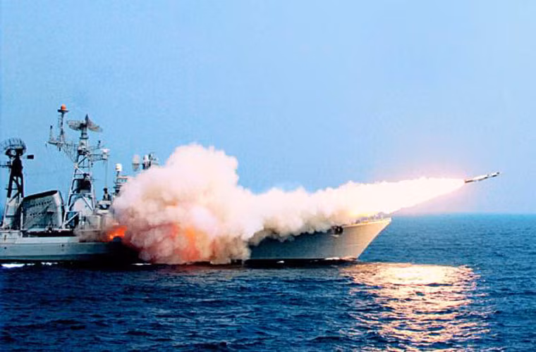 BrahMos là tên lửa hành trình siêu thanh ứng dụng công nghệ tàng hình có thể phóng từ tàu mặt nước, tàu ngầm, máy bay hay các bệ phóng mặt đất. Theo báo chí Ấn Độ, Việt Nam là một trong những quốc gia đầu tiên bày tỏ tới việc sở hữu BrahMos.