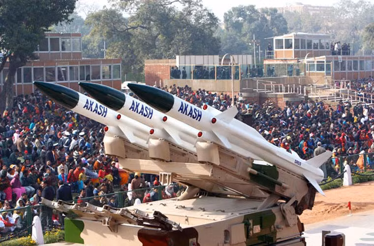 Trong lĩnh vực tên lửa phòng không, DRDO dự định sẽ đưa ra thị trường thế giới các tổ hợp phòng không tầm trung Akash có khả năng phá hủy mọi loại máy bay và đầu đạn tên lửa đạn đạo.