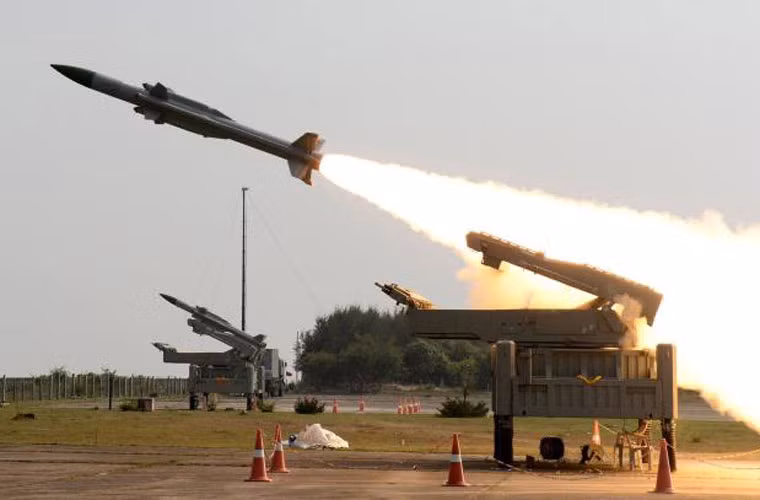 Bệ phóng của Akash có thể đặt cố định trên mặt đất, hoặc đặt trên khung bệ xe tăng T-72 hoặc trên các loại xe vận tải bánh lốp. Mỗi một bệ phóng lắp 3 đạn tên lửa có tầm bắn nhìn khá giống loại đạn của hệ thống 2K12 Kub (Liên Xô), có thể đánh chặn mục tiêu ở tầm 30km, độ cao 18km.