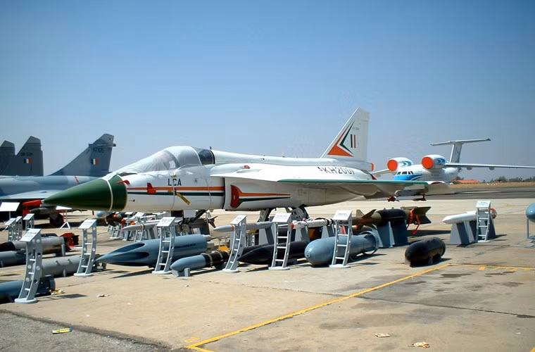 Tejas được đánh giá là một trong những mẫu máy bay chiến đấu nhẹ nhất, nhỏ nhất thế giới hiện nay, có khả năng cơ động cao, tốc độ bay siêu âm. Máy bay được tích hợp nhiều công nghệ điện tử tiên tiến như radar đa chế độ, hệ thống lái fly-by-wire, hệ thống điện tử hàng không kĩ thuật số tích hợp. Máy bay có khả năng mang 4,2 tấn vũ khí trên 8 giá treo gồm các loại tên lửa, bom, rocket xuất xứ từ Nga, Mỹ, Israel, Ấn Độ.