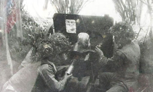 Bộ đội ta nạp đạn pháo 75mm.