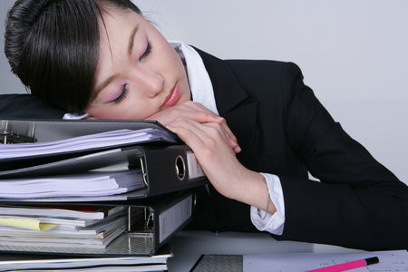 Cách đây không lâu, một cô gái trẻ sành điệu có mức lương trên 10.000 nhân dân tệ bị bắt quả tang ăn cắp một túi xách tay đắt tiền tại một sân bay Bắc Kinh nhân chuyên đi công tác.