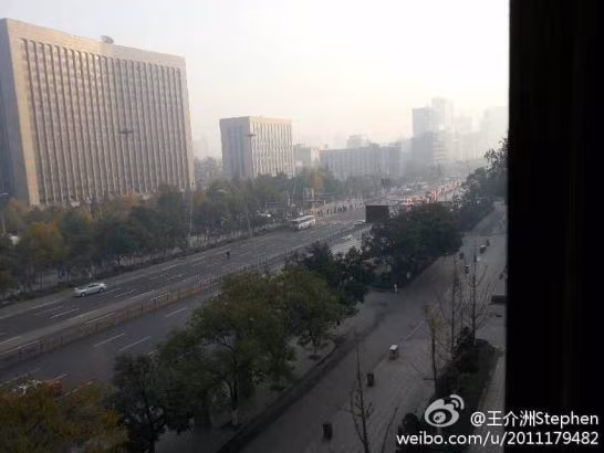 Từ xa vẫn nhìn thấy khói bốc lên từ hiện trường vụ nổ bom hàng loạt trước trụ sở Đảng Cộng sản Trung Quốc ở tỉnh Sơn Tây sáng nay.